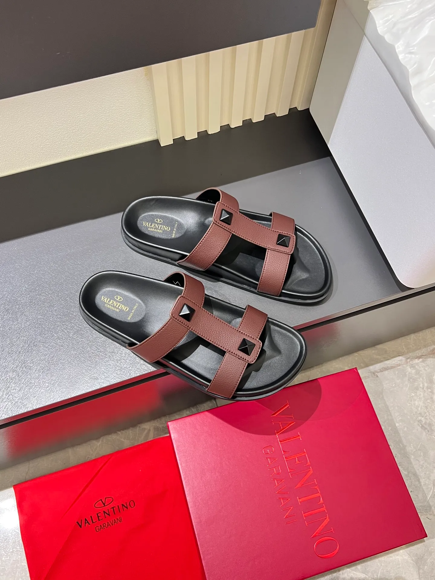 Men's shoes 💰p300 VALENTINO Men's 🧍‍♂️ Spring and summer new style metal logo flat slippers, elegant sandals, the same style worn by celebrities, original molding, imported calfskin. Rubber outsole. Soft and durable, full set of counter packaging size: 39-44 (.45.46 customized)